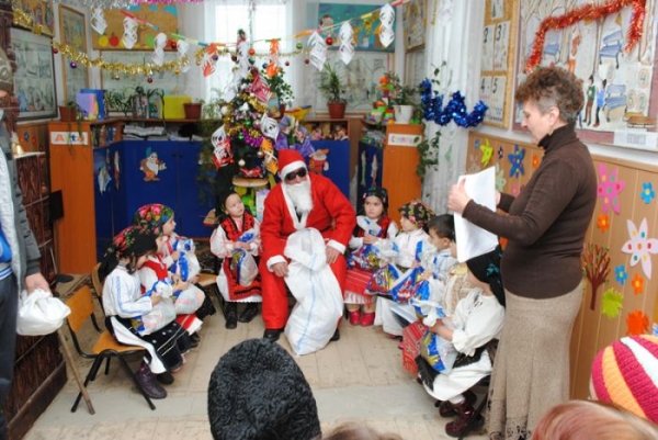 Mos Craciun aduce bucurie elevilor din Osica de Sus