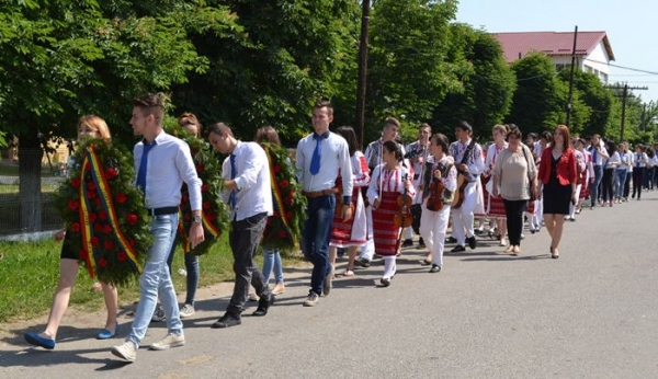 Comemorarea eroilor osiceni cazuti in timpul celor doua razboaie mondiale.